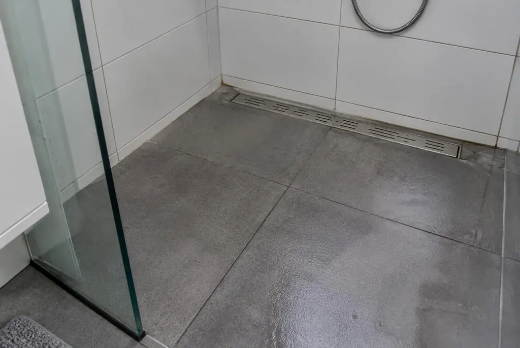 Lekdetectie Waddinxveen – lekkende inloopdouche met natte voegen