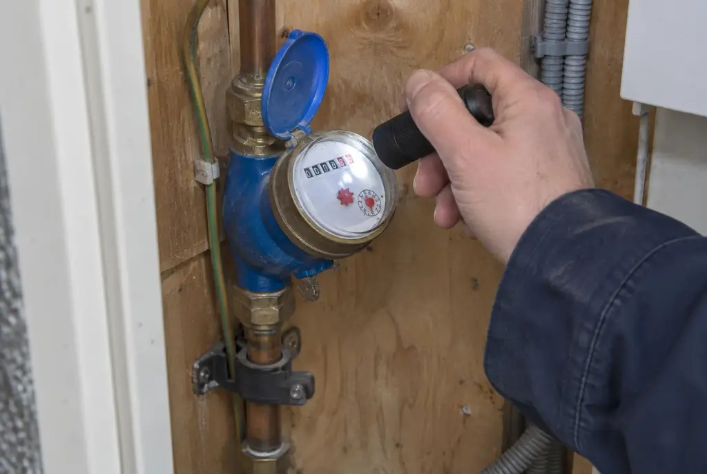 Lekdetectie Waddinxveen – watermeter in de meterkast controleren met een zaklamp